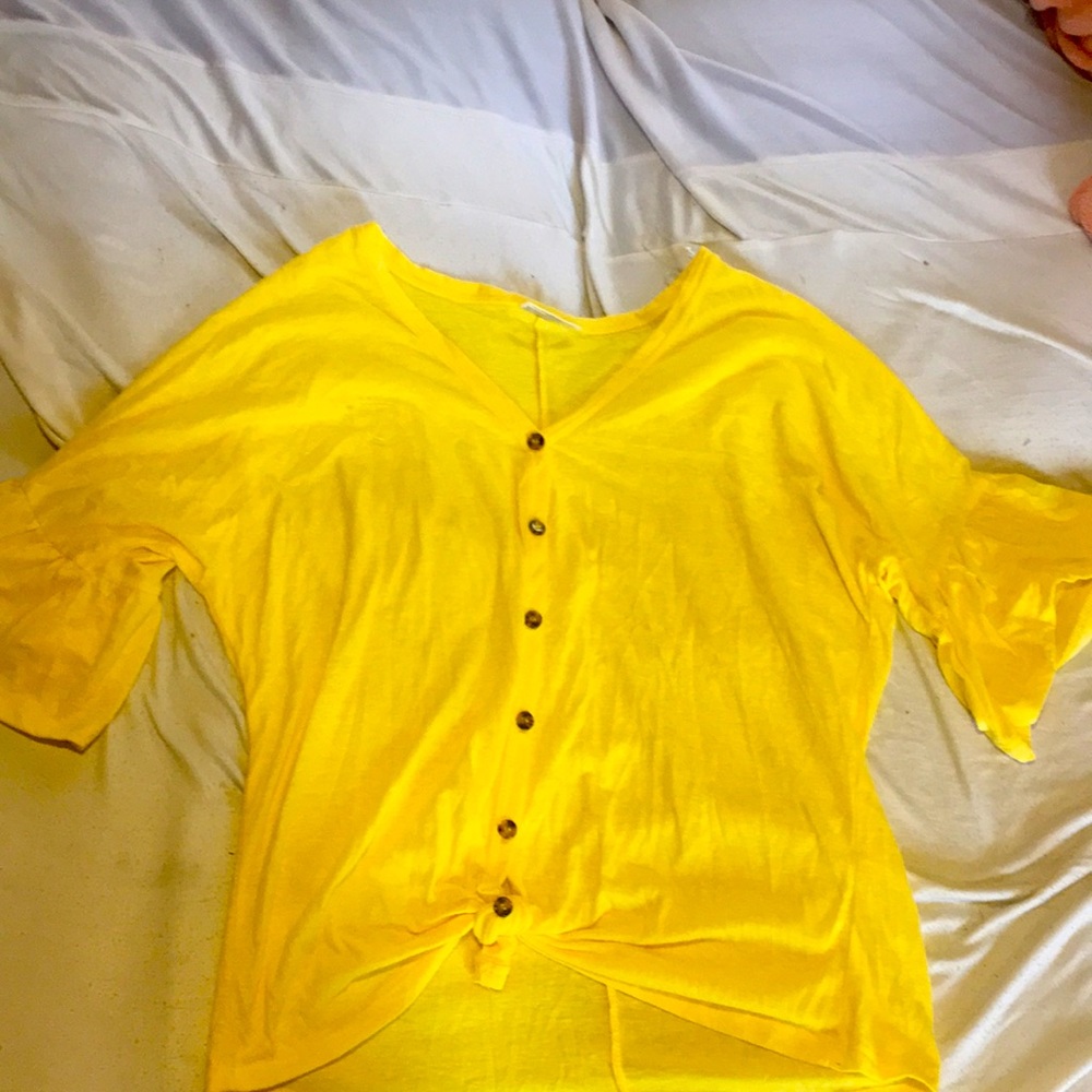 Yellow  tied not n front ruffled sleeves never been worn size cl